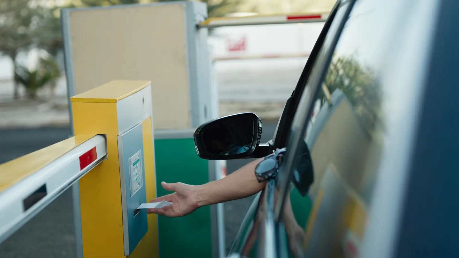 cancela do estacionamento em Viracopos no momento em que o motorista retira o ticket