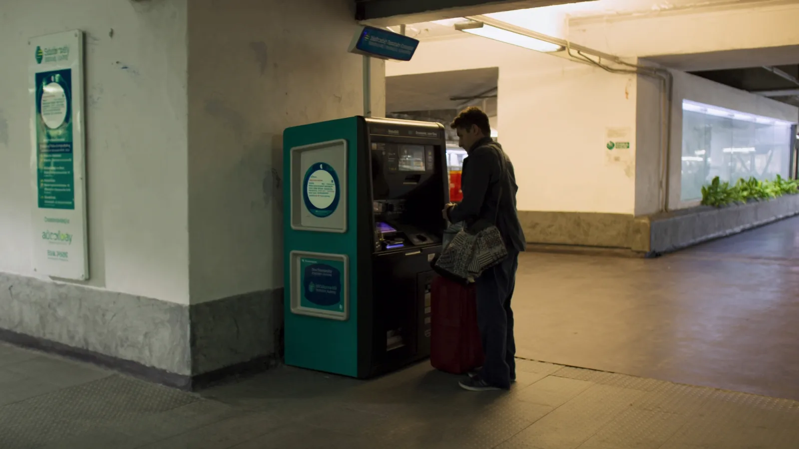 totem de pagamento na saída do estacionamento em Viracopos com passageiro e mala