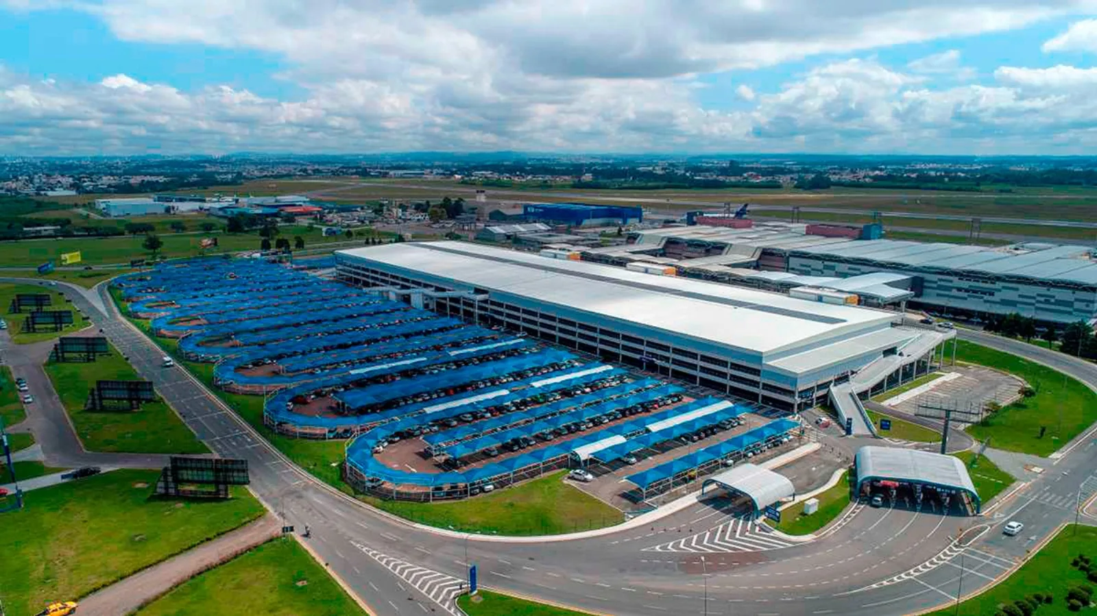 estacionamento mais próximo do Aeroporto Afonso Pena, pátio com van de traslado