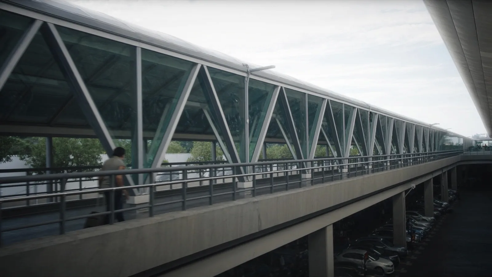passarela coberta que liga o estacionamento dentro do aeroporto de Viracopos ao terminal de passageiros