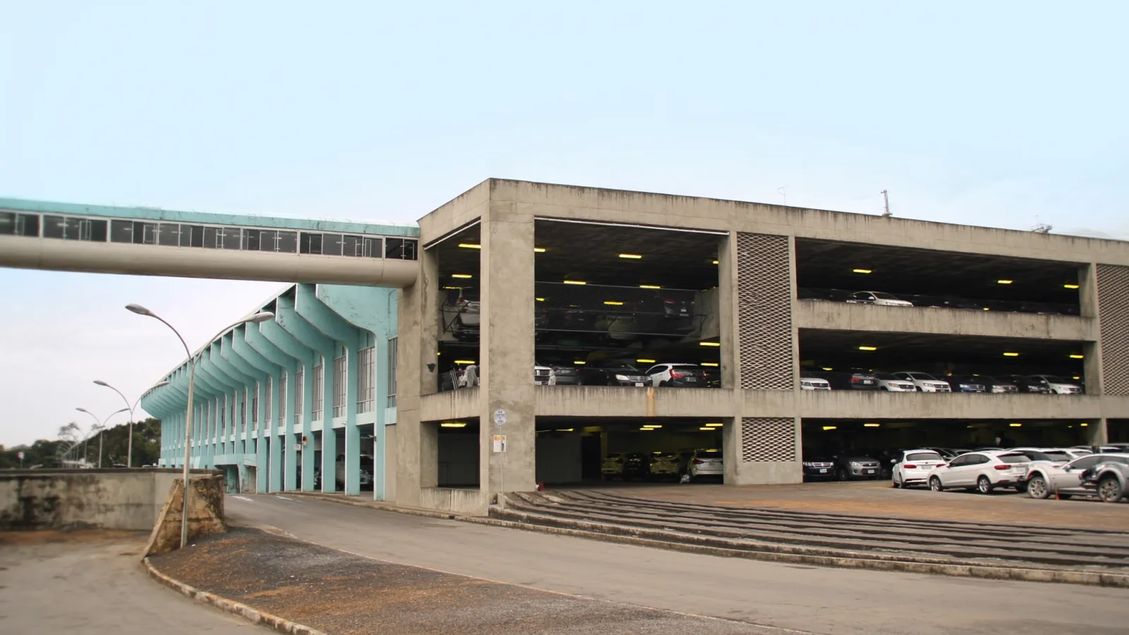 edifício garagem coberto do estacionamento em Viracopos com passarela de acesso ao terminal