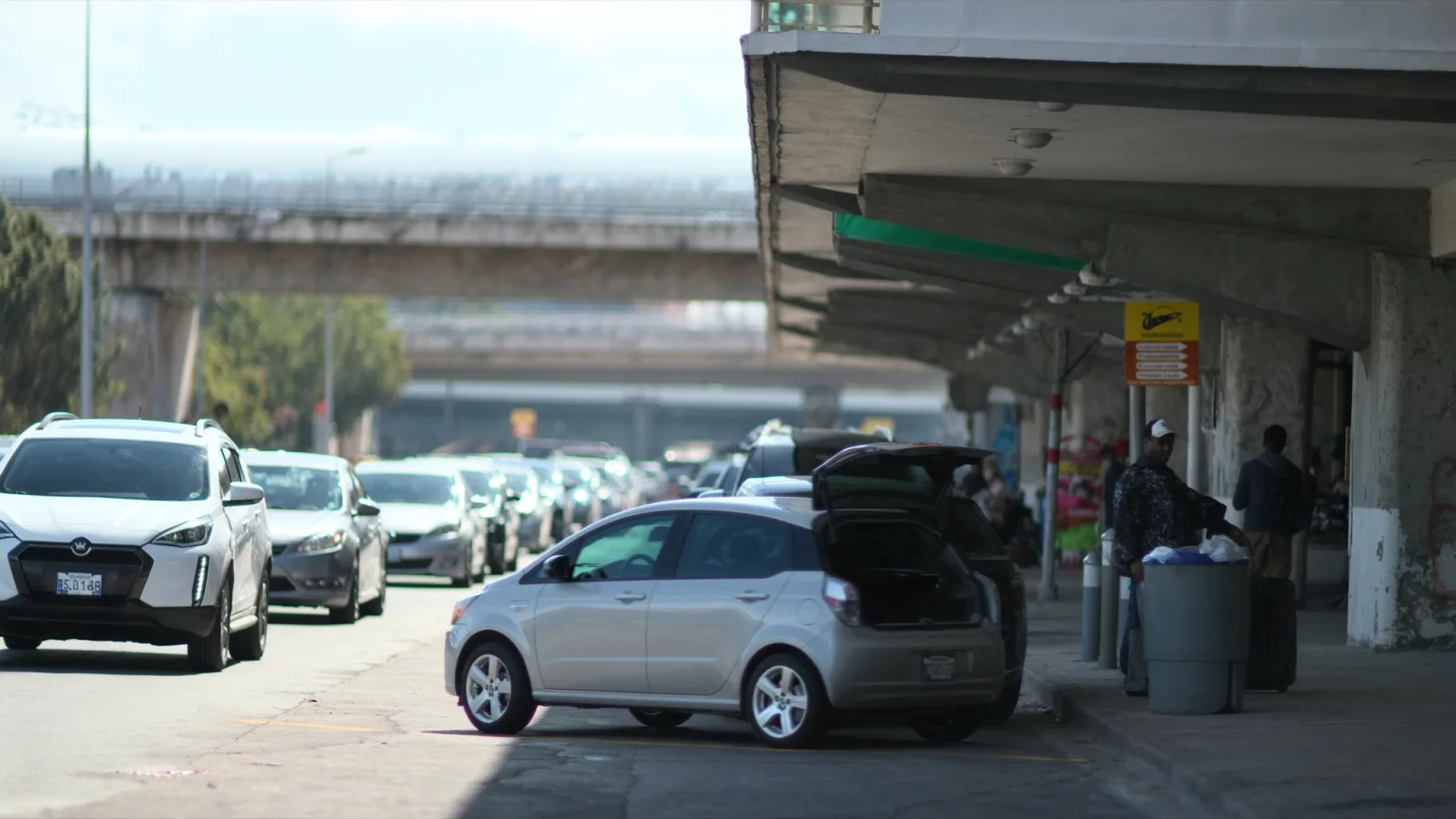 faixa de embarque no aeroporto de Viracopos com carro parado e mala sendo retirada do porta-malas