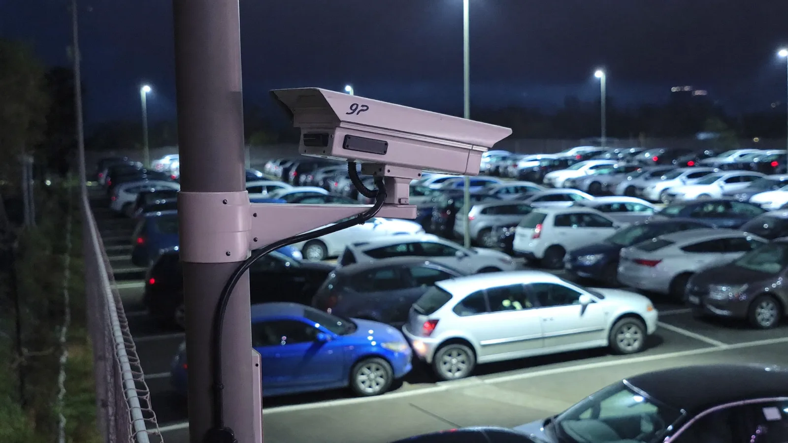 câmera de segurança monitorando o pátio do Virapark em Viracopos à noite