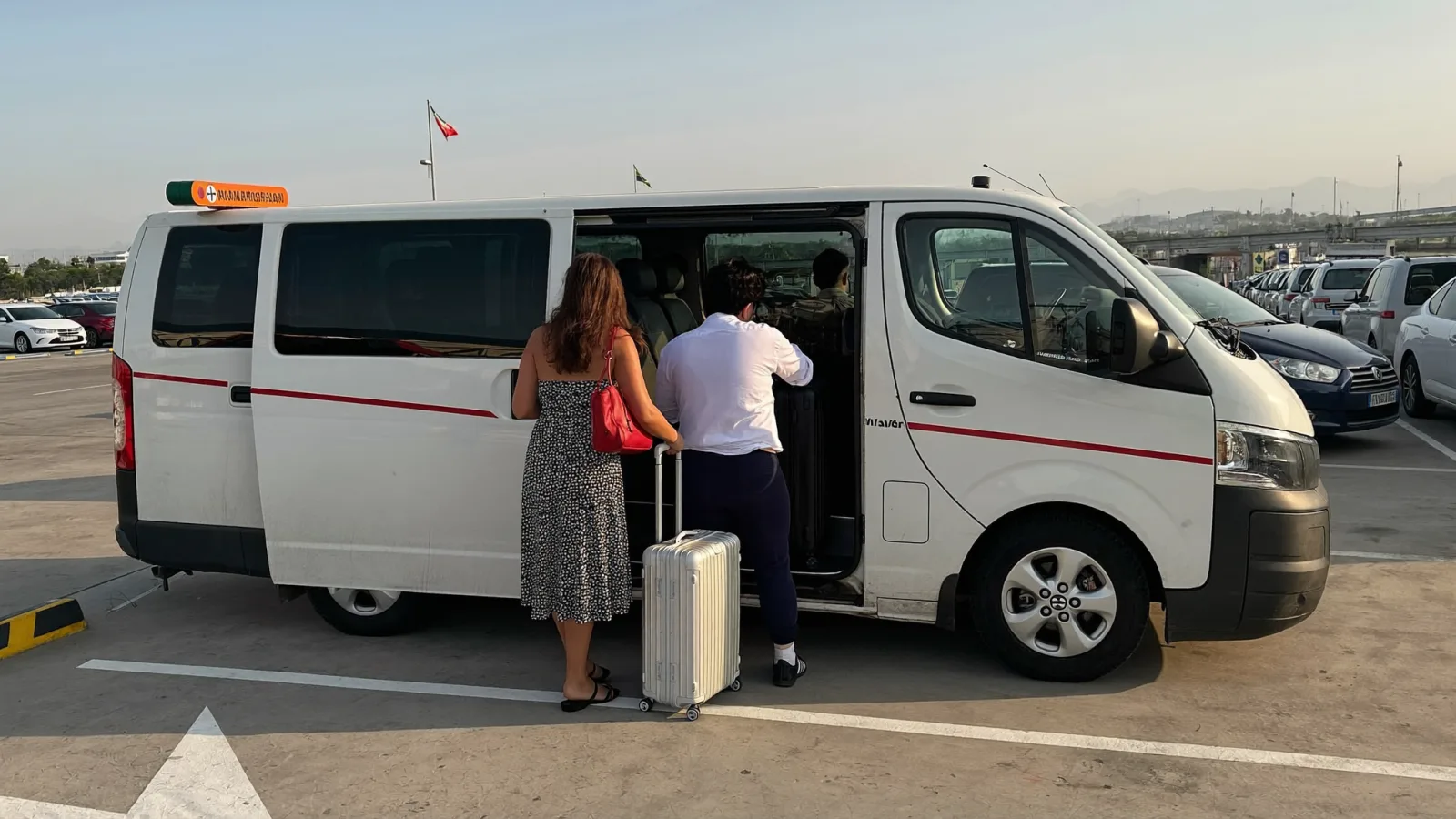 van de traslado do Virapark em Viracopos com passageiros embarcando bagagem